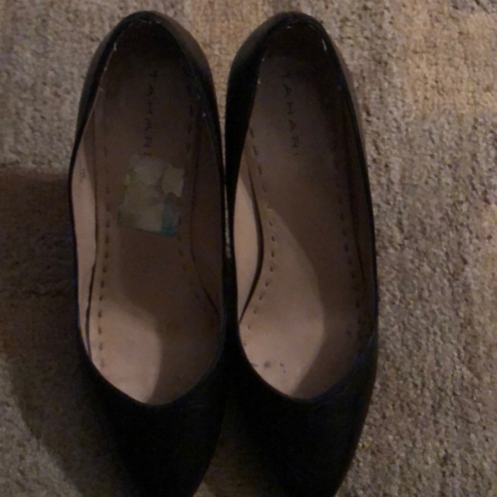Black pumps